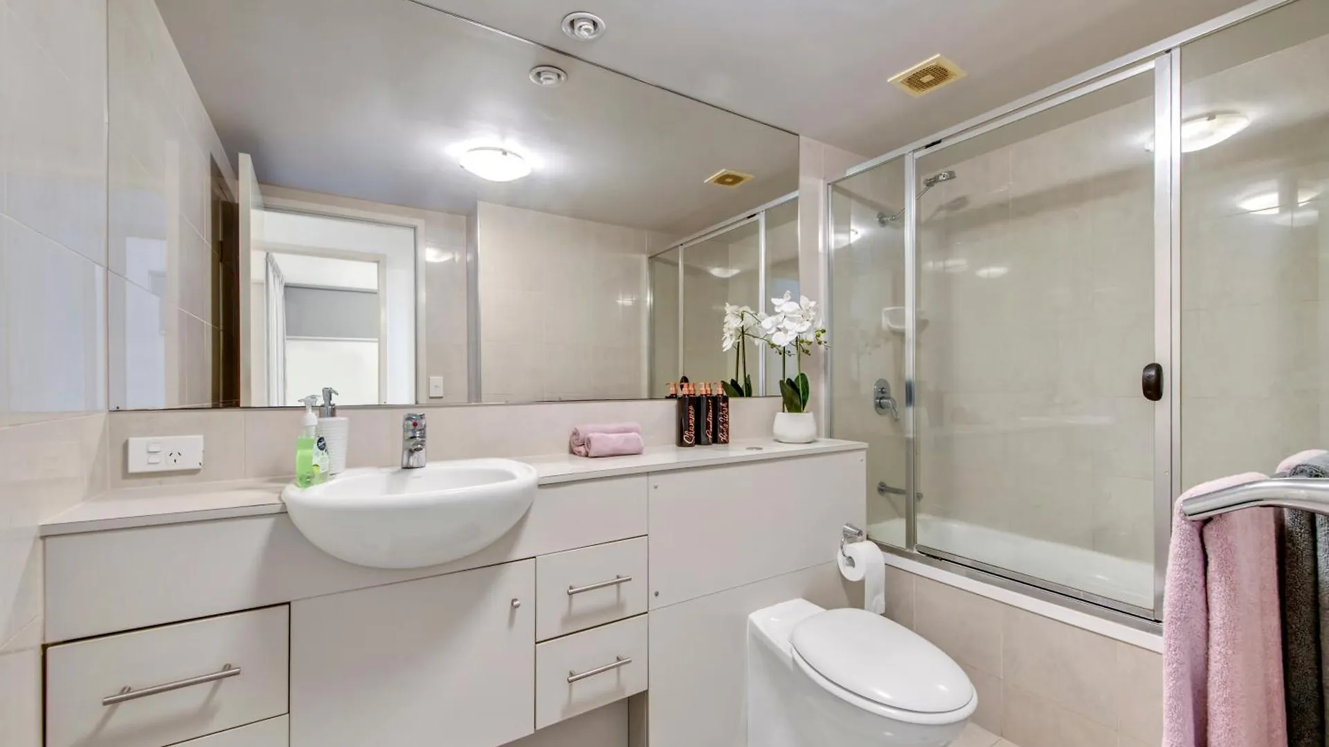 Wild Luxe Apt - Southbank & Fast Wifi Parking Brisbane 0*,  Avustralya